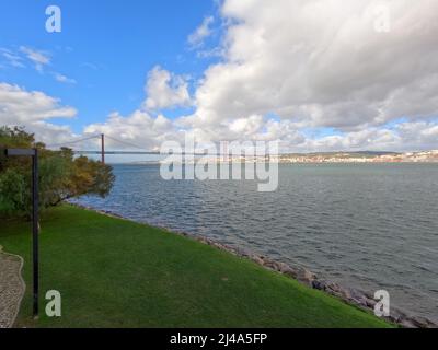 Almada, Portugal - novembre 2021 : Jardim do Rio, le jardin avec une belle vue sur Lisbonne sur le Tage Banque D'Images