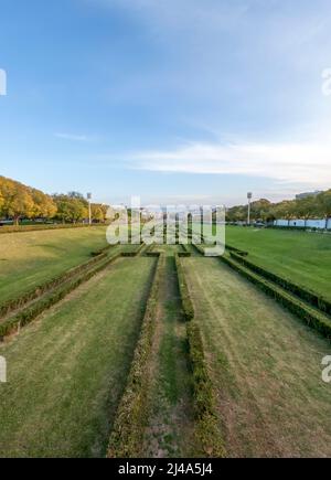 Lisbonne, Portugal - novembre 2021 : la voie centrale du parc Eduardo VII, avec Lisbonne et le Tage en arrière-plan Banque D'Images