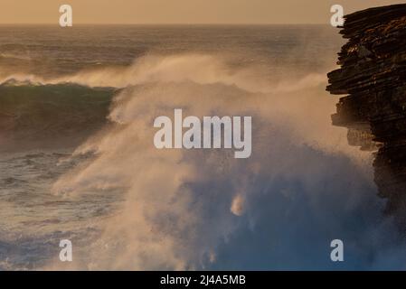 Vagues aux falaises de Marwick, aux îles Orcades Banque D'Images