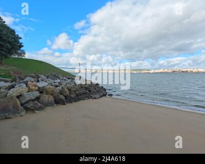 Almada, Portugal - novembre 2021 : Jardim do Rio, le jardin avec une belle vue sur Lisbonne sur le Tage et le célèbre pont suspendu Banque D'Images