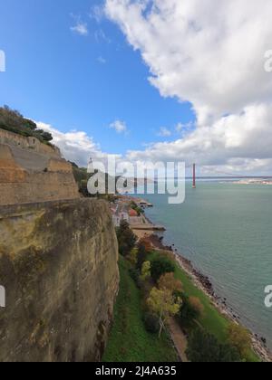 Almada, Portugal - novembre 2021 : Jardim do Rio, le jardin avec une belle vue sur Lisbonne sur le Tage et le célèbre pont suspendu Banque D'Images