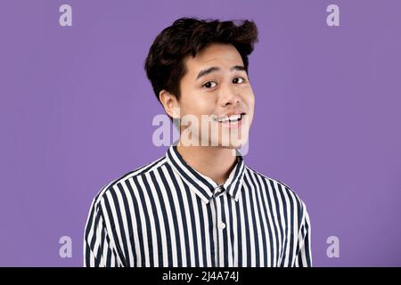 Portrait d'un homme asiatique souriant posé en studio Banque D'Images