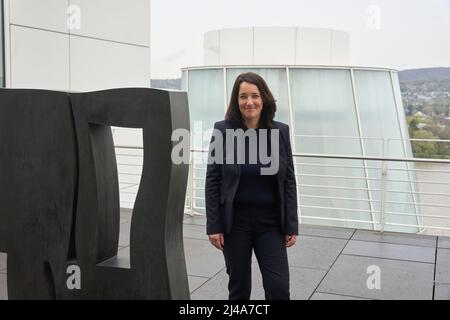 Remagen Rolandseck, Allemagne. 13th avril 2022. Julia Wallner se trouve sur la terrasse d'observation du musée ARP Remagen-Rolandseck. L'homme de 47 ans prendra la relève en tant que directeur du musée le 15 août. Crédit : Thomas Frey/dpa/Alay Live News Banque D'Images