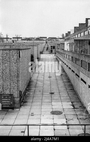 Photo d'archive du domaine de logement de Clarkhill à Harlow New Town. L'image est une acquisition du négatif noir et blanc d'origine pris en 1974 Banque D'Images