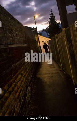 Homme dans une ruelle étroite, Londres, Angleterre Banque D'Images