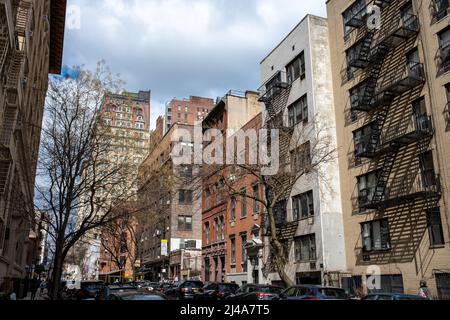 Rue classique et façades dans East Village New York au début du printemps Banque D'Images