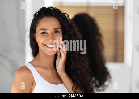 Concept de beauté. Portrait de Happy Young belle femme posant dans la salle de bains moderne Banque D'Images