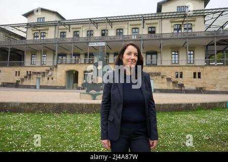 Remagen Rolandseck, Allemagne. 13th avril 2022. Julia Wallner se trouve en face du bâtiment de la gare de Rolandseck, qui abrite également une partie du musée ARP. L'homme de 47 ans prendra la relève en tant que directeur du musée le 15 août. Crédit : Thomas Frey/dpa/Alay Live News Banque D'Images