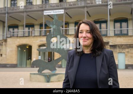 Remagen Rolandseck, Allemagne. 13th avril 2022. Julia Wallner se trouve en face du bâtiment de la gare de Rolandseck, qui abrite également une partie du musée ARP. L'homme de 47 ans prendra la relève en tant que directeur du musée le 15 août. Crédit : Thomas Frey/dpa/Alay Live News Banque D'Images