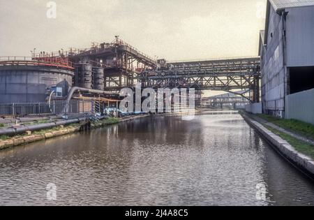 1980s image d'archives d'ici œuvres couvrant le canal Trent et Mersey à Lostock Gralam à Cheshire. Banque D'Images