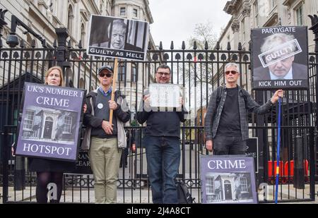 Londres, Royaume-Uni. 13th avril 2022. Des manifestants se sont rassemblés devant Downing Street pour exiger la démission du Premier ministre Boris Johnson et du chancelier de l’Échiquier Rishi Sunak. Les deux politiciens ont reçu des amendes pour des partis détenus à Downing Street lors d'un confinement à la cavique, connu sous le nom de « Partygate », et ont déclaré qu'ils n'avaient pas l'intention de démissionner malgré le scandale. Credit: Vuk Valcic/Alamy Live News Banque D'Images