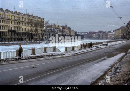 1990 photo d'archive de Leningrad montrant le remblai de la rivière Fontanka en hiver. Vue vers Nevsky Prospect depuis le pont Lomonosov. Banque D'Images