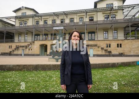 Remagen Rolandseck, Allemagne. 13th avril 2022. Julia Wallner se trouve en face du bâtiment de la gare de Rolandseck, qui abrite également une partie du musée ARP. L'homme de 47 ans prendra la relève en tant que directeur du musée le 15 août. Crédit : Thomas Frey/dpa/Alay Live News Banque D'Images