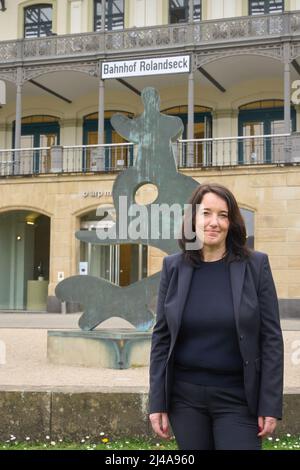 Remagen Rolandseck, Allemagne. 13th avril 2022. Julia Wallner se trouve en face du bâtiment de la gare de Rolandseck, qui abrite également une partie du musée ARP. L'homme de 47 ans prendra la relève en tant que directeur du musée le 15 août. Crédit : Thomas Frey/dpa/Alay Live News Banque D'Images