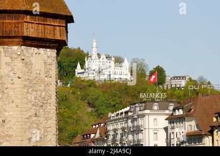 Lucerne, Suisse - 05 mai 2016 : le bâtiment blanc du château de Gutsch avec son hôtel et son restaurant est situé sur une colline au-dessus de la ville. Banque D'Images