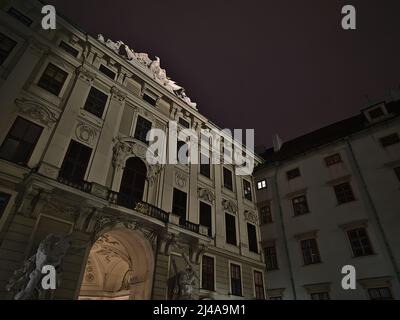 Vue à angle bas du célèbre Hofburg, ancien palais impérial principal de la dynastie des Habsbourg, dans le centre de Vienne, en Autriche, la nuit. Banque D'Images