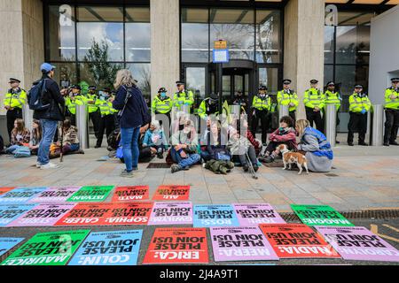 Londres, Royaume-Uni. 13th avril 2022. Plusieurs des manifestants sont transportés ou emmenés du bâtiment, arrêtés puis emmenés dans une camionnette par la police. Les manifestants et les militants de la rébellion des extinction (XR) se sont collés à l'extérieur et à l'intérieur du bâtiment du siège social de Shell, près de Waterloo, dans le centre de Londres, et certains à l'intérieur du bâtiment. Credit: Imagetraceur/Alamy Live News Banque D'Images