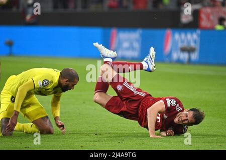 Munich, Allemagne. 12th avril 2022. Leon GORETZKA (FC Bayern Munich) tombe, action, duels . Ligue des champions de football / quart de finale FC Bayern Munich - Villarreal CF le 12th avril 2022 ALLIANZARENA . Credit: dpa/Alay Live News Banque D'Images