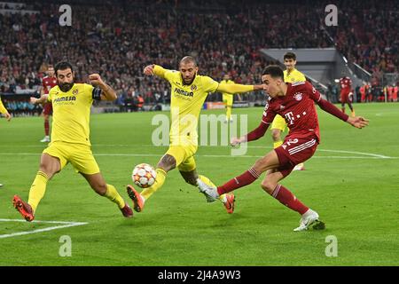 Munich, Allemagne. 12th avril 2022. Jamal MUSIALA (FC Bayern Munich), action, duels scène de zone de pénalité. Ligue des champions de football / quart de finale FC Bayern Munich - Villarreal CF le 12th avril 2022 ALLIANZARENA . Credit: dpa/Alay Live News Banque D'Images