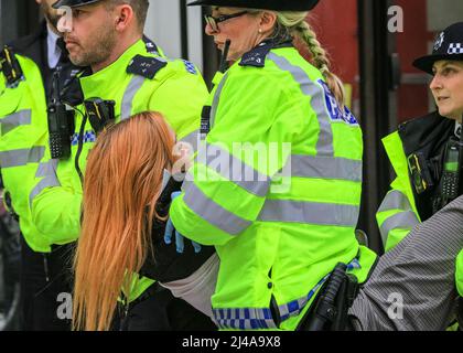 Londres, Royaume-Uni. 13th avril 2022. Plusieurs des manifestants sont transportés ou emmenés du bâtiment, arrêtés puis emmenés dans une camionnette par la police. Les manifestants et les militants de la rébellion des extinction (XR) se sont collés à l'extérieur et à l'intérieur du bâtiment du siège social de Shell, près de Waterloo, dans le centre de Londres, et certains à l'intérieur du bâtiment. Credit: Imagetraceur/Alamy Live News Banque D'Images