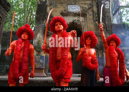 13 avril 2022, Munshiganj, Dhaka, Bangladesh: Des dévotés hindous ont participé au festival annuel Lal Kach (verre rouge) à Munshiganj, au Bangladesh pour accueillir la nouvelle année de Bangla. Pendant le festival, les enfants et les hommes se peignent avec la couleur rouge et assistent à une procession tenant des épées comme ils montrent le pouvoir contre le mal et accueillent le nouvel an bengali. L'idée centrale derrière ce programme est qu'un groupe de soldats dirigés par Shiva apparaisse sur terre avec une mission: ward hors des forces du mal. Ces soldats, qui brillent dans la lumière divine de Shiva, marchent vers les temples voisins. Tout fait partie d'un très lon Banque D'Images