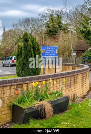 Panneau extérieur St. Benedicts Catholic High School, Alcester, Warwickshire, Angleterre. Banque D'Images