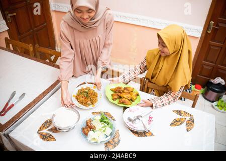 la mère et la fille préparent la nourriture pour le jeûne de l'iftar Banque D'Images