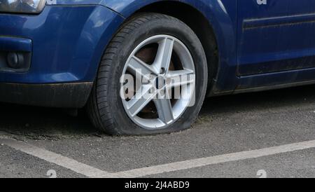 2 avril 2022 - Londres, Royaume-Uni: Voiture bleue Ford avec pneu à plat Banque D'Images