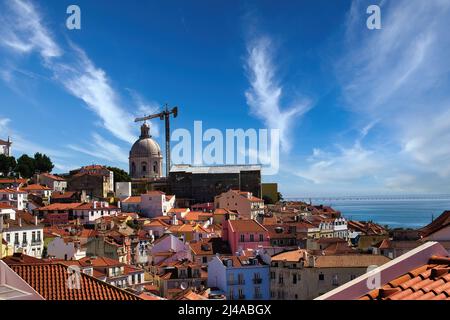 Aperçu de la ville de Lisbonne depuis Miradouro das Portas do sol le point de vue le plus photographié de Lisbonne. Banque D'Images