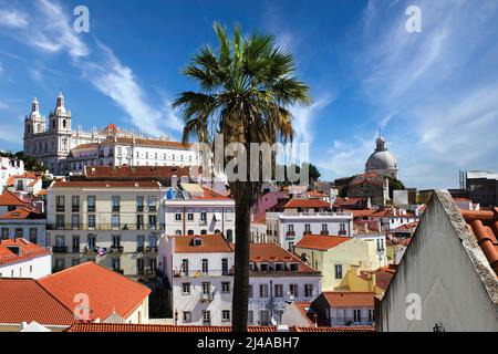 Aperçu de la ville de Lisbonne depuis Miradouro das Portas do sol le point de vue le plus photographié de Lisbonne. Banque D'Images