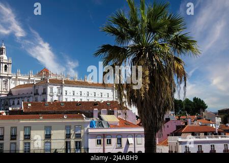 Aperçu de la ville de Lisbonne depuis Miradouro das Portas do sol le point de vue le plus photographié de Lisbonne. Banque D'Images