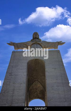 Monument de Jésus-Christ 'Cristo-Rei' (statue du Christ Roi) près du 25th avril Pont à Lisbonne, Portugal. Banque D'Images