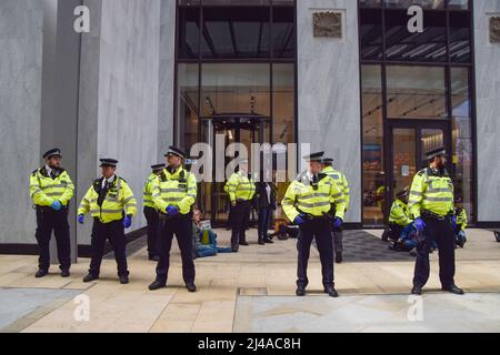 Londres, Royaume-Uni. 13th avril 2022. La police garde l'entrée. Extinction les activistes de la rébellion ont provoqué le chaos au siège social de Londres du géant pétrolier Shell, avec des dizaines de manifestants encollant sur le sol devant l'entrée et plusieurs à l'intérieur du bâtiment. Credit: Vuk Valcic/Alamy Live News Banque D'Images