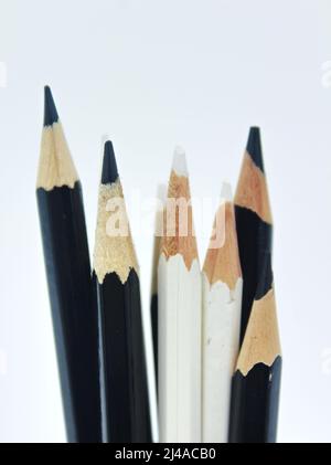 Crayons noirs et blancs sur fond de papier ordinaire pour le dessin d'un artiste Banque D'Images