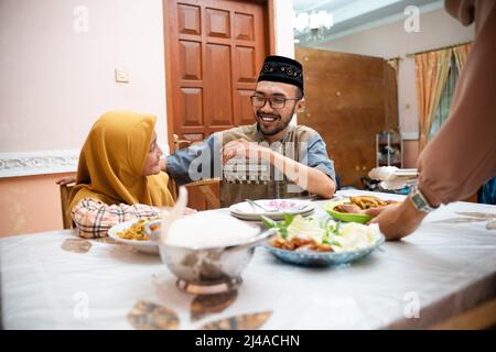 le père et la fille musulmans pendant le dîner d'iftar sur le kareem de ramadan Banque D'Images