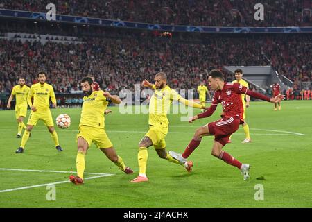 Munich, Allemagne. 12th avril 2022. Goalchance Jamal MUSIALA (FC Bayern Munich), action, duels contre Etienne CAPUE (Villarreal) et Raul ALBIOL (Villarreal). Scène de la zone de pénalité. Ligue des champions de football / quart de finale FC Bayern Munich - Villarreal CF 1-1, le 12th avril 2022 ALLIANZARENA . Credit: dpa/Alay Live News Banque D'Images