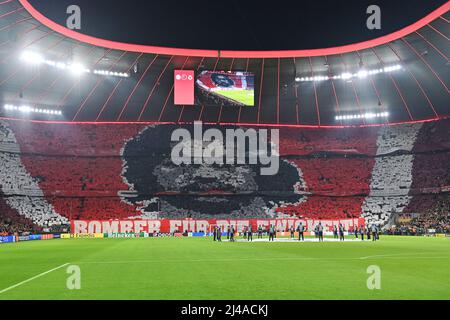 Munich, Allemagne. 12th avril 2022. Fan chorégraphie honorant le regretté Gerd Mueller. Ligue des champions de football / quart de finale FC Bayern Munich - Villarreal CF 1-1, le 12th avril 2022 ALLIANZARENA . Credit: dpa/Alay Live News Banque D'Images