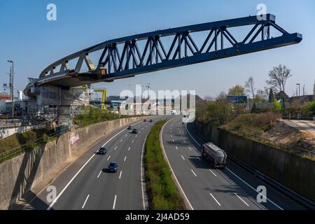 Construction d'un pont de 480 mètres de long pour la nouvelle ligne de métro léger U81, au-dessus de la Nordsternkreuz, au-dessus de l'autoroute A44 et de la B8 à Düsseldorf Airpo Banque D'Images