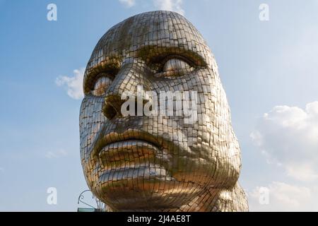 Wigan, Angleterre - Royaume-Uni - le 22nd mars 2022 : le visage de la sculpture de Wigan par l'artiste Rick Kirby au centre-ville de Wigan au cours d'un beau printemps après-midi Banque D'Images