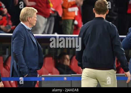 Oliver KAHN (Président de la direction FCB), regarde à côté tandis que l'entraîneur Julian NAGELSMANN (FC Bayern Munich) passe devant lui, l'ignore. Ligue des champions de football / quart de finale FC Bayern Munich - Villarreal CF 1-1, le 12th avril 2022 ALLIANZARENA . Banque D'Images