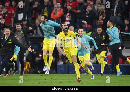 Munich, Allemagne. 12th avril 2022. Joueur final de jubilation Villarreal, Raul ALBIOL (Villarreal), jubilation, joie, enthousiasme, Action, Soccer Champions League/ quarterfinales FC Bayern Munich - Villarreal CF 1-1, le 12th avril 2022 ALLIANZARENA. Credit: dpa/Alay Live News Banque D'Images