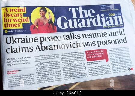 « Les pourparlers de paix en Ukraine reprennent alors que les allégations Abramovich ont été empoisonnées » page principale du journal Guardian, le 29 mars 2022, Londres, Angleterre, Royaume-Uni Banque D'Images