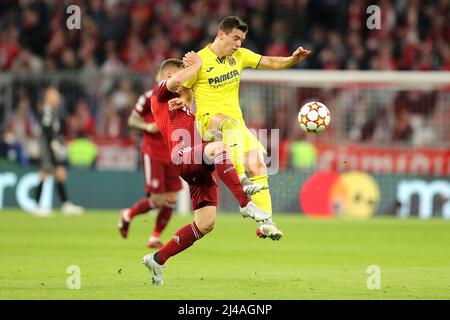 Firo : Fuvuball: Football: 04/12/2022 Ligue des champions, match de quart de la saison 2021/2022, FC Bayern Mvºnchen - Villareal CF 1:1, Joshua Kimmich, FC Bayern Mvºnchen, Mvºnchen, Bayern, FCB, Giovani Lo Celso, Villareal CF, Villareal, figurine entière, duels, Banque D'Images