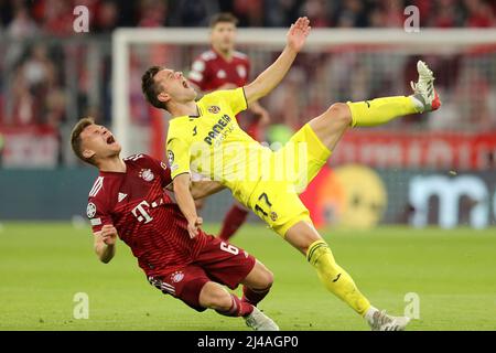 Firo : Fuvuball: Football: 04/12/2022 Ligue des champions, match de quart de la saison 2021/2022, FC Bayern Mvºnchen - Villareal CF 1:1, Joshua Kimmich, FC Bayern Mvºnchen, Mvºnchen, Bayern, FCB, Giovani Lo Celso, Villareal CF, Villareal, figurine entière, duels, jeux de fouets, Banque D'Images