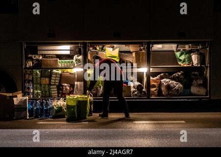 Des volontaires ont placé des colis dans un autocar qui sera livré à Lviv par une entreprise de volontariat - Agence de voyage Abdar à Cracovie, Pologne dans le cadre de leur effort humanitaire pour l'Ukraine dévastée par la guerre, le 11 avril 2022. Comme la Fédération de Russie a envahi l'Ukraine, le conflit devrait forcer jusqu'à 5 millions d'Ukrainiens à fuir le pays. Beaucoup de réfugiés cherchent asile en Pologne. La plupart des aides caritatives en Pologne sont fournies par des individus, des ONG et des entreprises. Abdar agence de voyage est une entreprise gérée par mariage mixte - Olga ukrainien et Maciej Oszal polonais. Depuis le début du conflit, le couple Banque D'Images