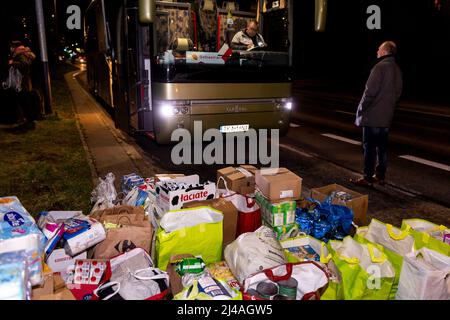 Les volontaires collectent des colis qui seront livrés à Lviv par des entreprises de volontariat - Agence de voyage Abdar à Cracovie, Pologne dans le cadre de leur effort humanitaire pour l'Ukraine dévastée par la guerre, le 11 avril 2022. Comme la Fédération de Russie a envahi l'Ukraine, le conflit devrait forcer jusqu'à 5 millions d'Ukrainiens à fuir le pays. Beaucoup de réfugiés cherchent asile en Pologne. La plupart des aides caritatives en Pologne sont fournies par des individus, des ONG et des entreprises. Abdar agence de voyage est une entreprise gérée par mariage mixte - Olga ukrainien et Maciej Oszal polonais. Depuis le début du conflit, le couple s'est engagé Banque D'Images