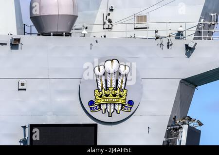 Les armoiries du Prince de Galles, portées par le porte-avions de la Marine royale HMS Prince de Galles (R09) - mai 2021. Banque D'Images