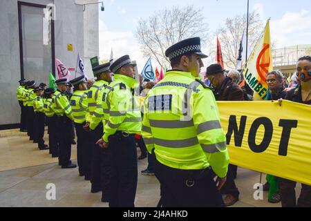 Londres, Angleterre, Royaume-Uni. 13th avril 2022. La police garde l'entrée. Extinction les activistes de la rébellion ont provoqué le chaos au siège social de Londres du géant pétrolier Shell, avec des dizaines de manifestants encollant sur le sol devant l'entrée et plusieurs à l'intérieur du bâtiment. (Image de crédit : © Vuk Valcic/ZUMA Press Wire) Banque D'Images