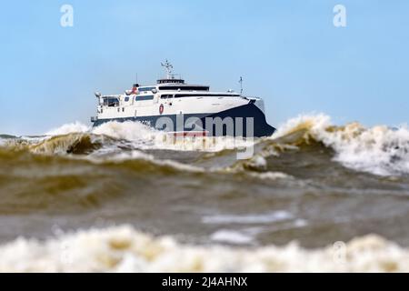 Le ferry à grande vitesse de Steam Packet, Mannanan, arrive à Liverpool après une traversée de l'île de Man - août 2021. Banque D'Images