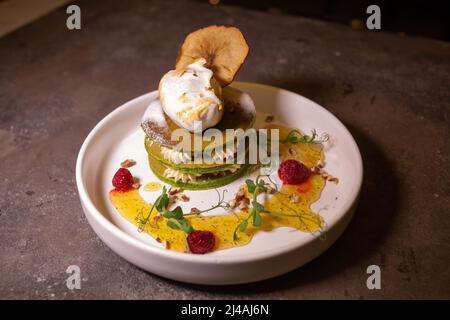 Une pile de crêpes avec du thé matcha servi dans une assiette sur la table dans un restaurant. Banque D'Images